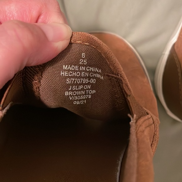 Old Navy slip-on boys faux-leather shoes size 6 *great condition* - Picture 3 of 8